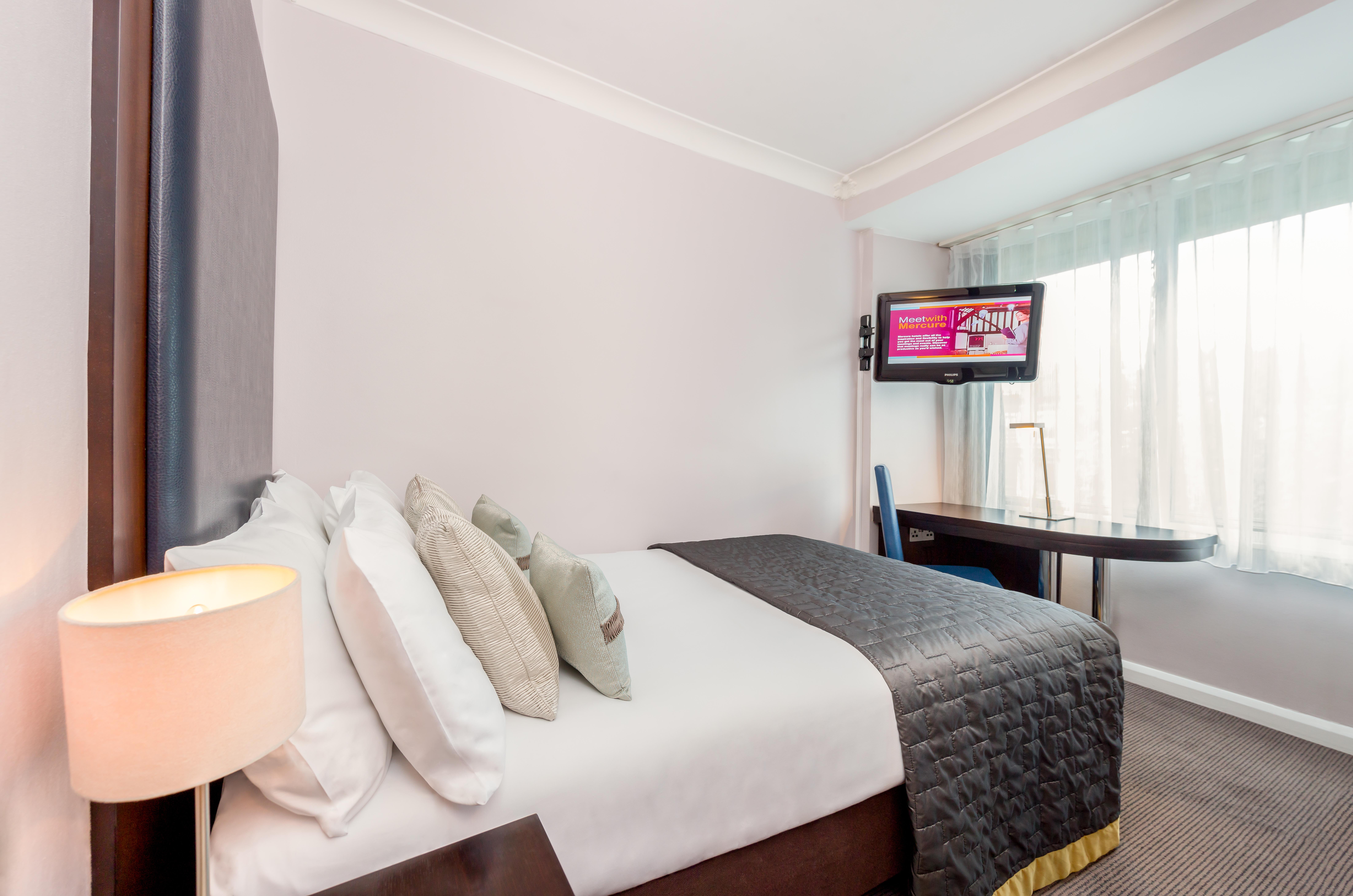 Mercure London Kensington Hotel Exterior photo